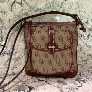 Brand New Dooney & Bourke Brown Jacquard Signature Letter Carrier Crossbody Bag